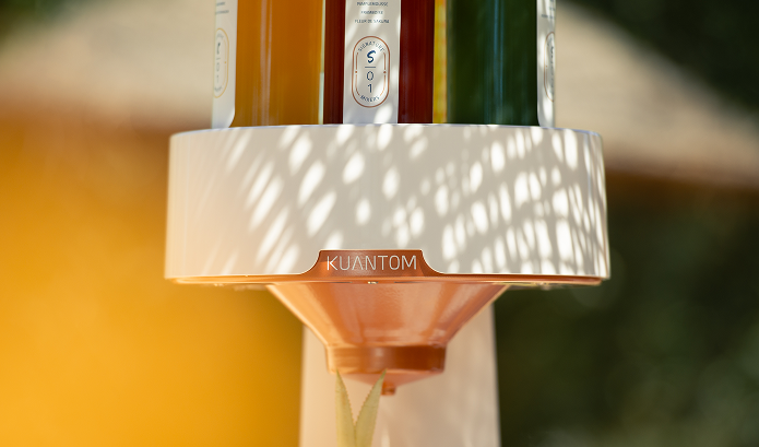 Focus sur le logo KUANTOM de la machine à cocktails